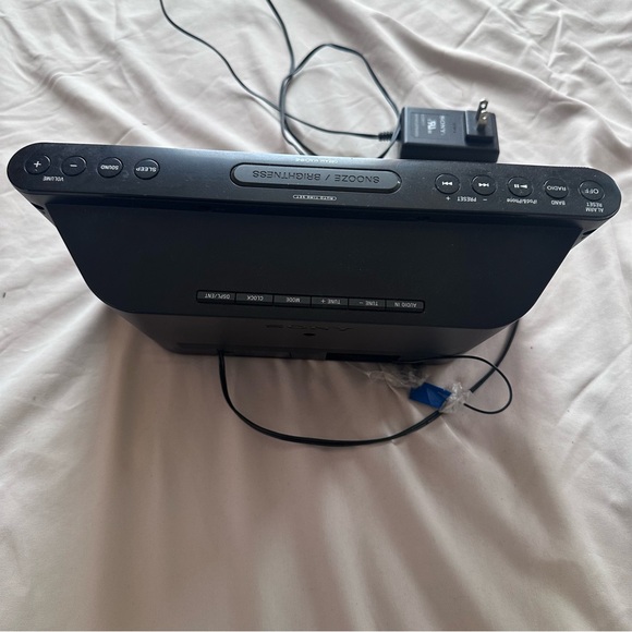 Sony black iPod dock with speakers - Picture 4 of 6